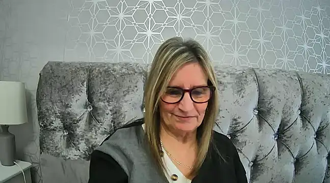 Snapshot of Additive_Mature_Linda chatting on February 3, 11:53 am Additive Mature Linda online show from February 3, 11:53 am