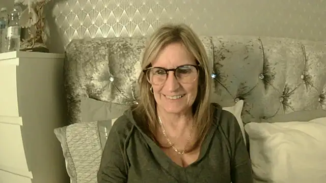 Snapshot of Additive_Mature_Linda chatting on October 3, 6:38 pm Additive Mature Linda online show from October 3, 6:38 pm
