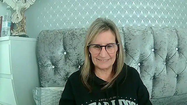 Snapshot of Additive_Mature_Linda chatting on October 6, 3:20 pm Additive Mature Linda online show from October 6, 3:20 pm