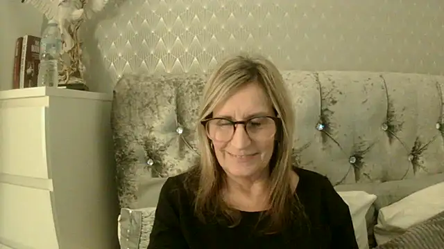 Snapshot of Additive_Mature_Linda chatting on October 23, 6:06 pm Additive Mature Linda online show from October 23, 6:06 pm