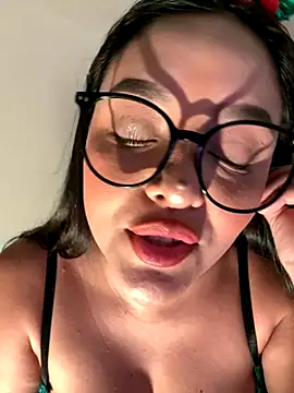 Snapshot of kenndall_21 chatting on December 2, 12:49 am kenndall 21 online show from December 2, 12:49 am