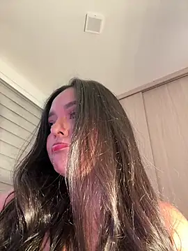 Snapshot of kenndall_21 chatting on February 24, 12:19 am kenndall 21 online show from February 24, 12:19 am