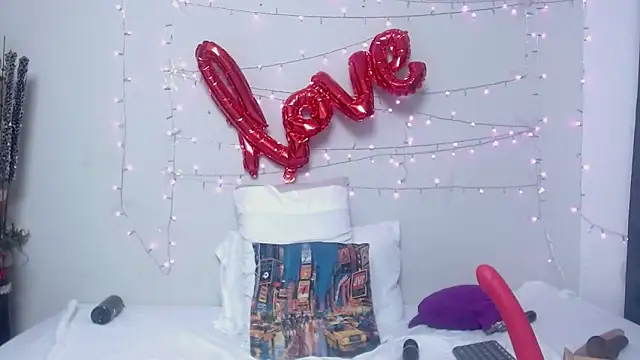 Nicol Love0 online show from March 3, 8:00 pm