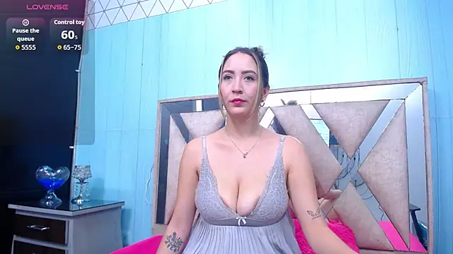 Snapshot of sweet_thalia_ chatting on June 6, 8:57 pm sweet thalia online show from June 6, 8:57 pm