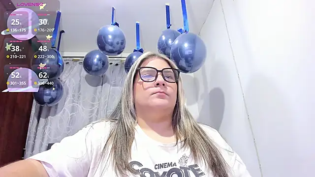 Snapshot of shantal_smith9 chatting on November 22, 2:10 am shantal smith9 online show from November 22, 2:10 am