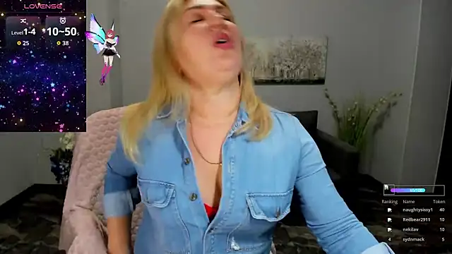 Snapshot of Lili_Crossi chatting on November 17, 6:52 am Lili Crossi online show from November 17, 6:52 am