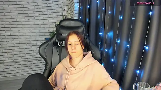 Tonya Gray online show from December 28, 1:18 am