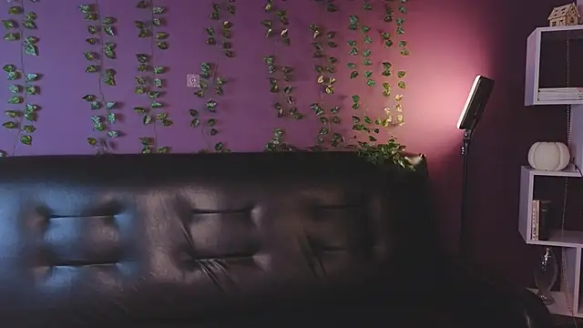 Snapshot of cherry_lea chatting on December 12, 7:59 pm cherry lea online show from December 12, 7:59 pm