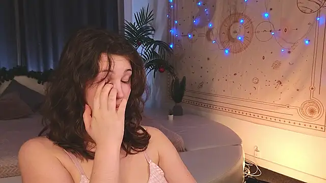 Snapshot of cherry_lea chatting on December 17, 6:42 pm cherry lea online show from December 17, 6:42 pm