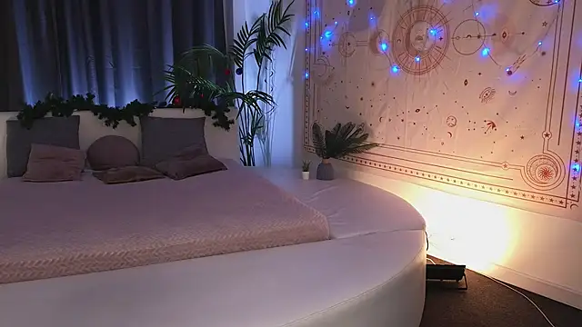 Snapshot of cherry_lea chatting on December 19, 4:46 pm cherry lea online show from December 19, 4:46 pm