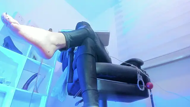 charlotte joliedart online show from October 9, 10:52 pm