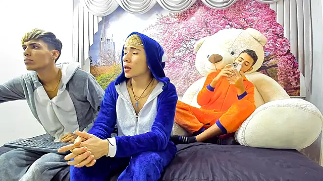 StrawwBoys online show from January 13, 8:15 am