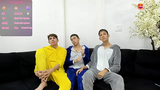 StrawwBoys online show from October 7, 10:45 am