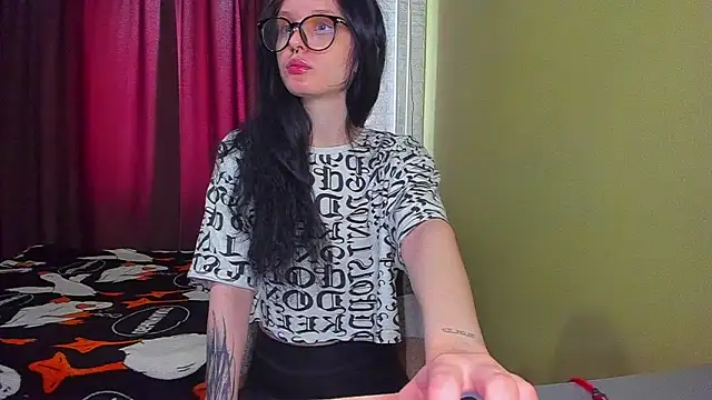 Snapshot of Hi_Kitti chatting on March 11, 6:53 am Hi Kitti online show from March 11, 6:53 am