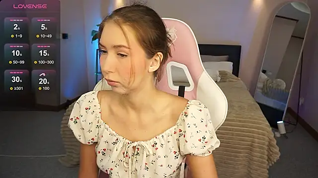 Snapshot of LinaSiren chatting on December 16, 3:19 am LinaSiren online show from December 16, 3:19 am