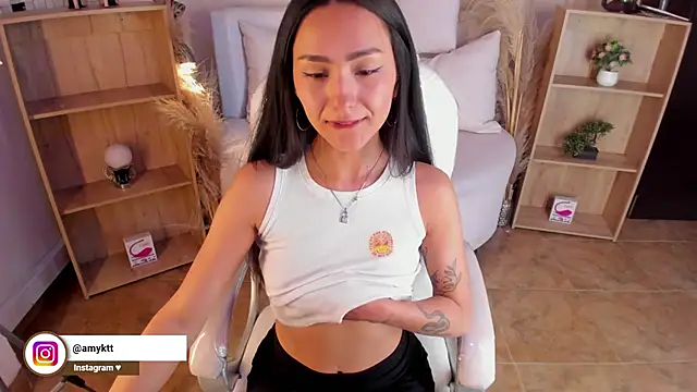 Snapshot of Amy_Kiitty_ chatting on December 18, 12:10 am Amy Kiitty online show from December 18, 12:10 am