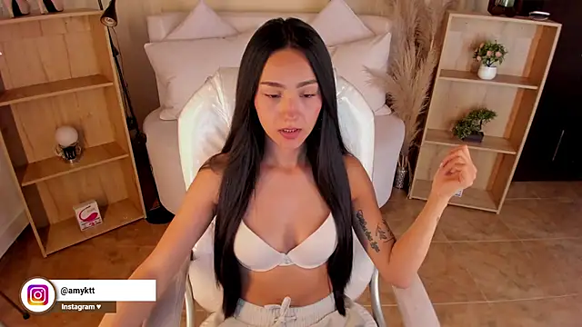 Snapshot of Amy_Kiitty_ chatting on December 19, 11:14 pm Amy Kiitty online show from December 19, 11:14 pm