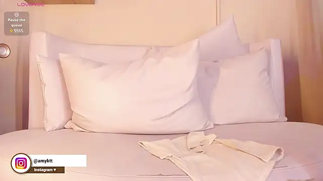 Snapshot of Amy_Kiitty_ chatting on January 17, 11:51 pm Amy Kiitty online show from January 17, 11:51 pm