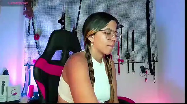 Snapshot of Megaan_Greey chatting on December 9, 11:56 pm Megaan Greey online show from December 9, 11:56 pm