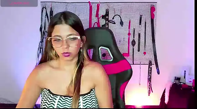 Snapshot of Megaan_Greey chatting on December 12, 8:53 pm Megaan Greey online show from December 12, 8:53 pm