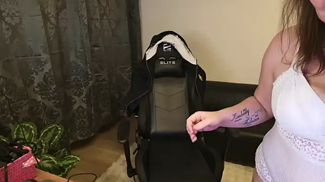 AmazingCurvy online show from February 13, 7:52 pm