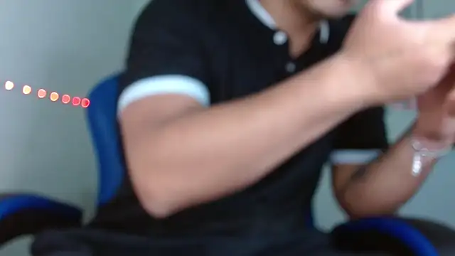 Snapshot of SexyBoy-Bigclit chatting on November 4, 12:32 am SexyBoy-Bigclit online show from November 4, 12:32 am