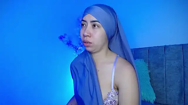 Snapshot of Sweet_hot_mia chatting on May 10, 10:53 am Sweet hot mia online show from May 10, 10:53 am