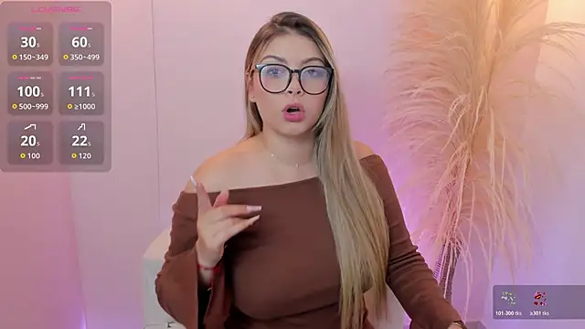 thaliafox  online show from April 30, 8:26 pm