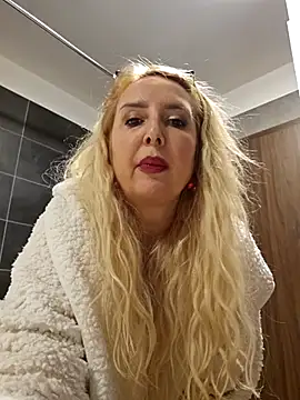 Snapshot of MariaRichi_ chatting on February 21, 7:10 pm MariaRichi  online show from February 21, 7:10 pm