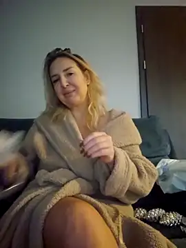 Snapshot of MariaRichi_ chatting on December 4, 7:39 am MariaRichi online show from December 4, 7:39 am