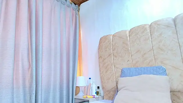 dafne queenn online show from February 25, 1:10 pm