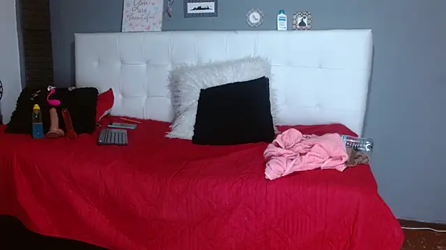 Snapshot of AnnieScott_ chatting on February 18, 1:21 am AnnieScott online show from February 18, 1:21 am