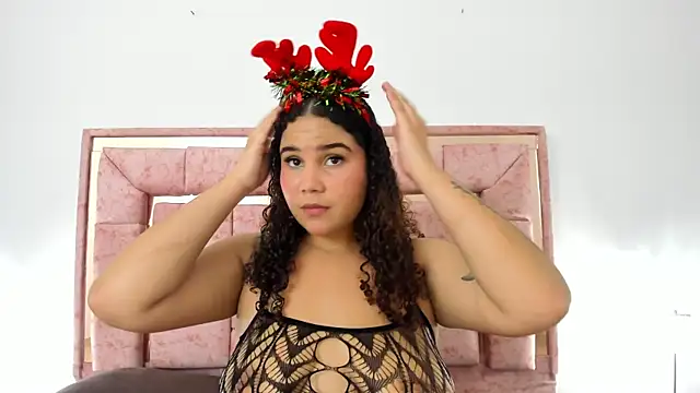 Snapshot of zoee_lovv chatting on December 18, 3:15 am zoee lovv online show from December 18, 3:15 am