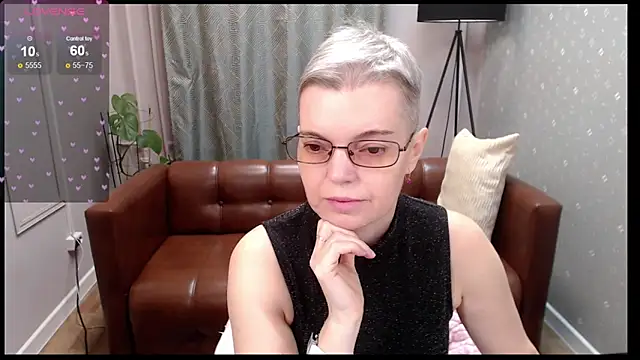 Snapshot of Cutie_Erikaa1 chatting on November 18, 2:17 am Cutie Erikaa1 online show from November 18, 2:17 am