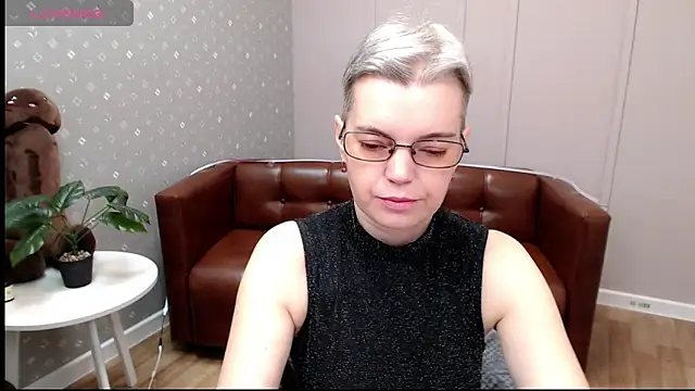 Snapshot of Cutie_Erikaa1 chatting on December 5, 2:20 am Cutie Erikaa1 online show from December 5, 2:20 am