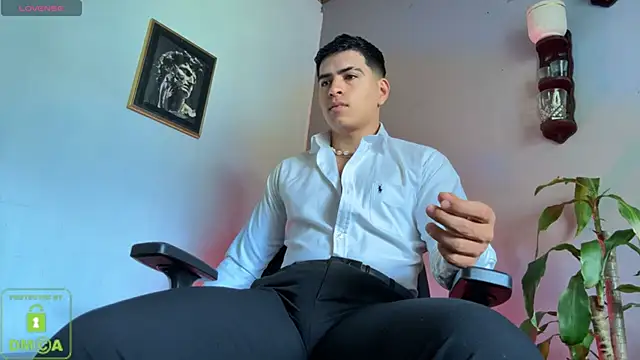 Snapshot of Adrian_Mill3r chatting on November 4, 4:50 pm Adrian Mill3r online show from November 4, 4:50 pm