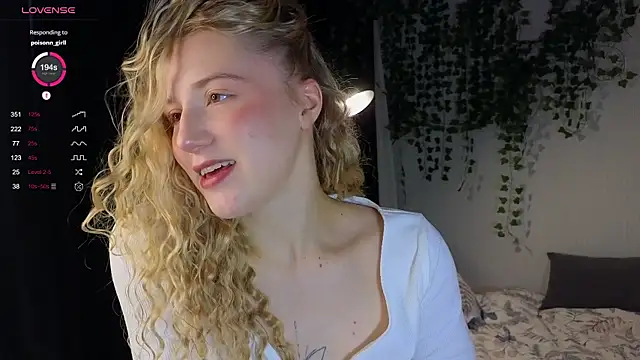 Snapshot of ArianaMur chatting on December 15, 2:19 am ArianaMur online show from December 15, 2:19 am