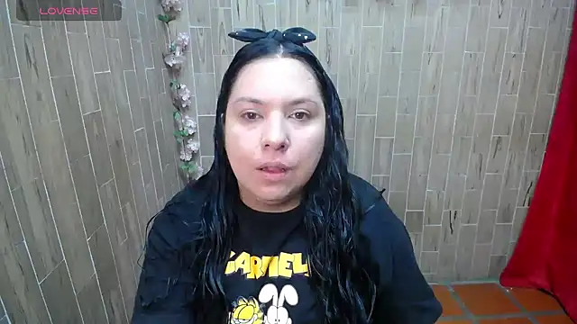 Snapshot of solyeria chatting on November 18, 1:00 am solyeria online show from November 18, 1:00 am