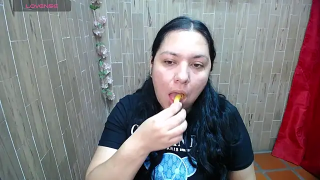 Snapshot of solyeria chatting on February 1, 7:18 am solyeria online show from February 1, 7:18 am