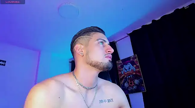 Snapshot of Giomar_Reyes chatting on December 20, 8:38 am Giomar Reyes online show from December 20, 8:38 am