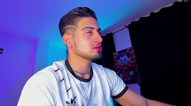 Snapshot of Giomar_Reyes chatting on January 7, 3:14 am Giomar Reyes online show from January 7, 3:14 am