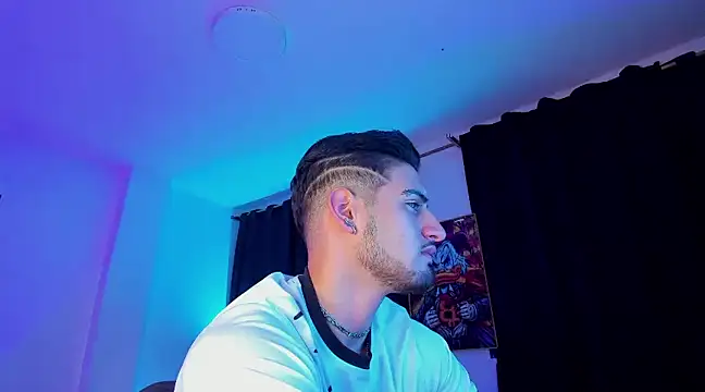 Snapshot of Giomar_Reyes chatting on January 7, 8:24 am Giomar Reyes online show from January 7, 8:24 am