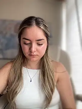 imlindapink online show from February 8, 6:00 pm