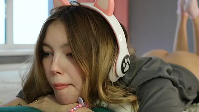 norakisses online show from March 12, 1:30 pm