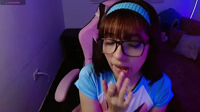 Snapshot of evie_cloud chatting on March 19, 1:32 am evie cloud online show from March 19, 1:32 am