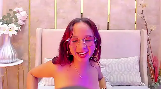 Snapshot of MelanieRoah chatting on March 22, 1:54 am MelanieRoah online show from March 22, 1:54 am