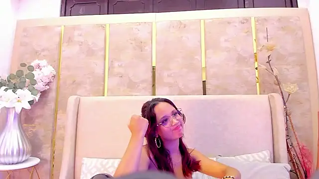 Snapshot of MelanieRoah chatting on March 22, 10:48 pm MelanieRoah online show from March 22, 10:48 pm