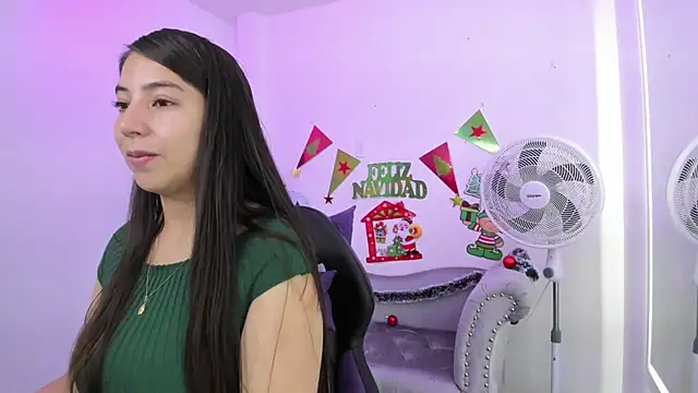 Snapshot of Ema_louis_ chatting on December 23, 11:57 am Ema louis online show from December 23, 11:57 am