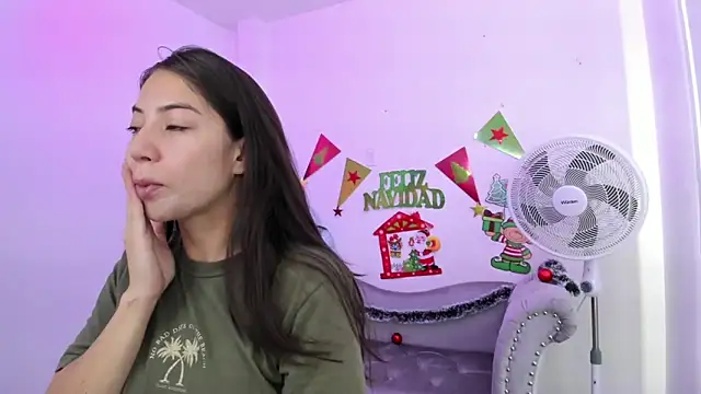 Snapshot of Ema_louis_ chatting on December 28, 11:52 am Ema louis online show from December 28, 11:52 am