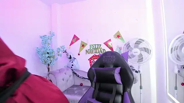 Snapshot of Ema_louis_ chatting on December 30, 8:47 pm Ema louis online show from December 30, 8:47 pm